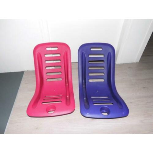 Twee kunststof kinder loungestoeltjes (paars en roze)