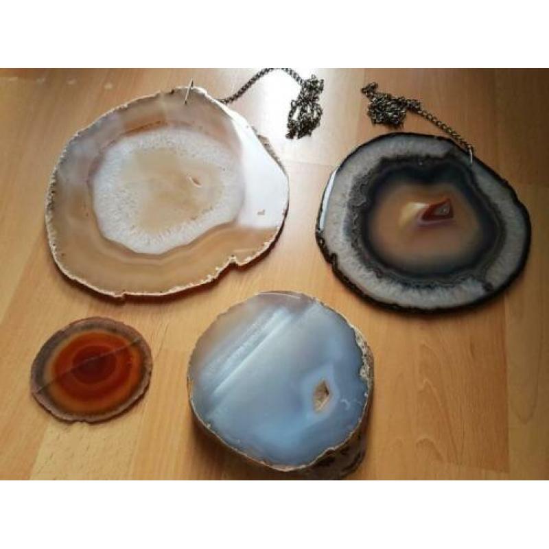 4 mooie doorsneden van mineralen, 2 met hangers