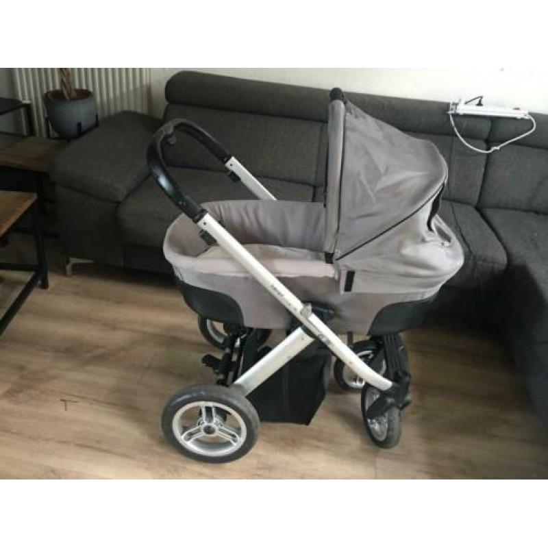 Kinderwagen helemaal compleet en netjes