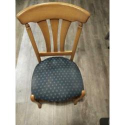 Gratis af te halen 4 stoelen.