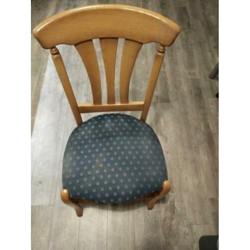 Gratis af te halen 4 stoelen.
