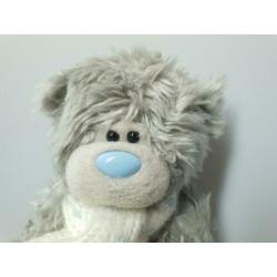 Me to you beertje met witte sjaal blauwe sterren cadeautip