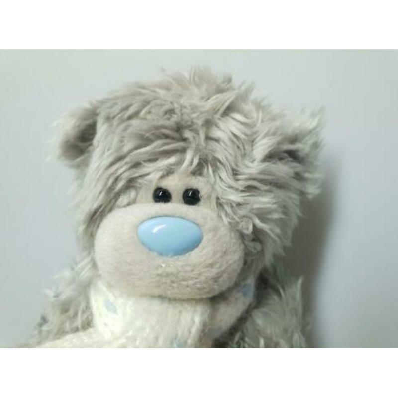 Me to you beertje met witte sjaal blauwe sterren cadeautip