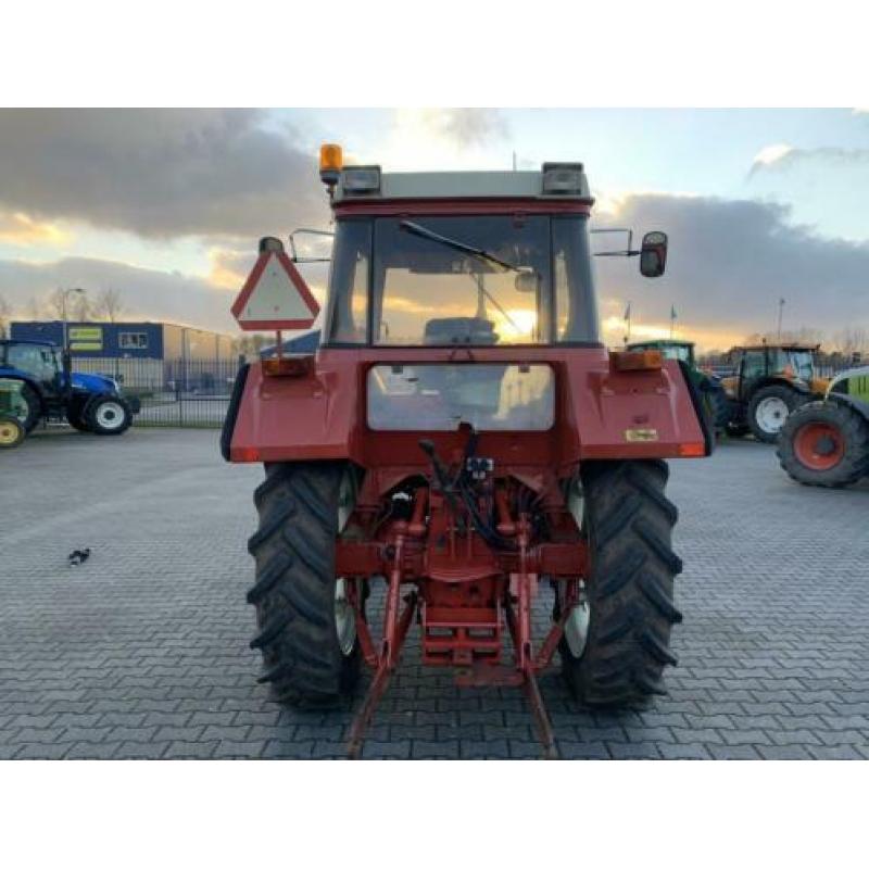 International 745 XL met fronthef&pto