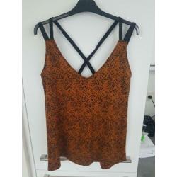 Top met print en zwarte bandjes maat 42 NIEUW