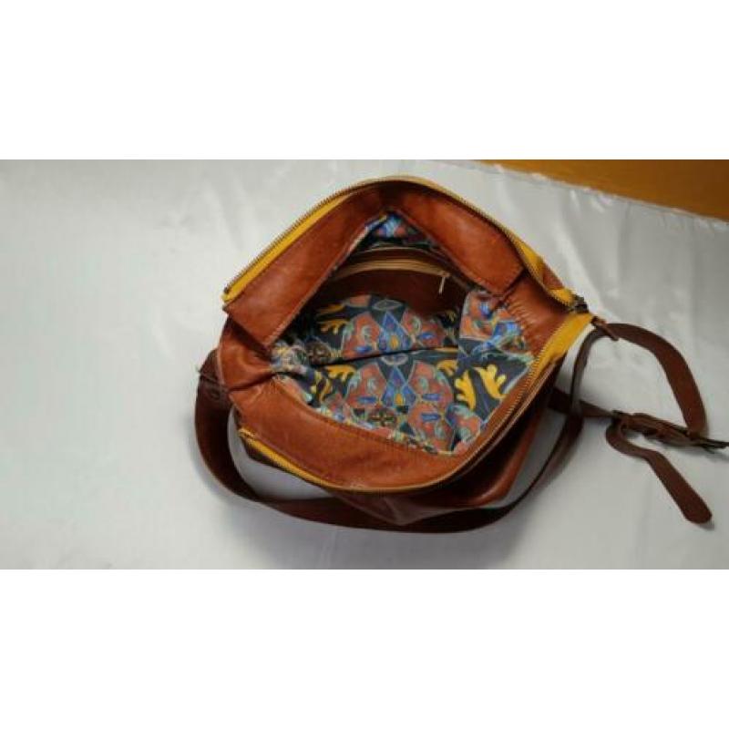 Bruin leren damestas met etui voor papieren.