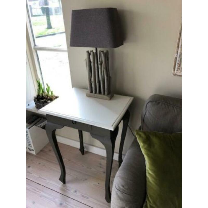 2 bijzettafeltjes met lampen