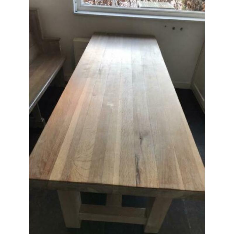Strakke massief eikenhouten tafel op maat gemaakt.