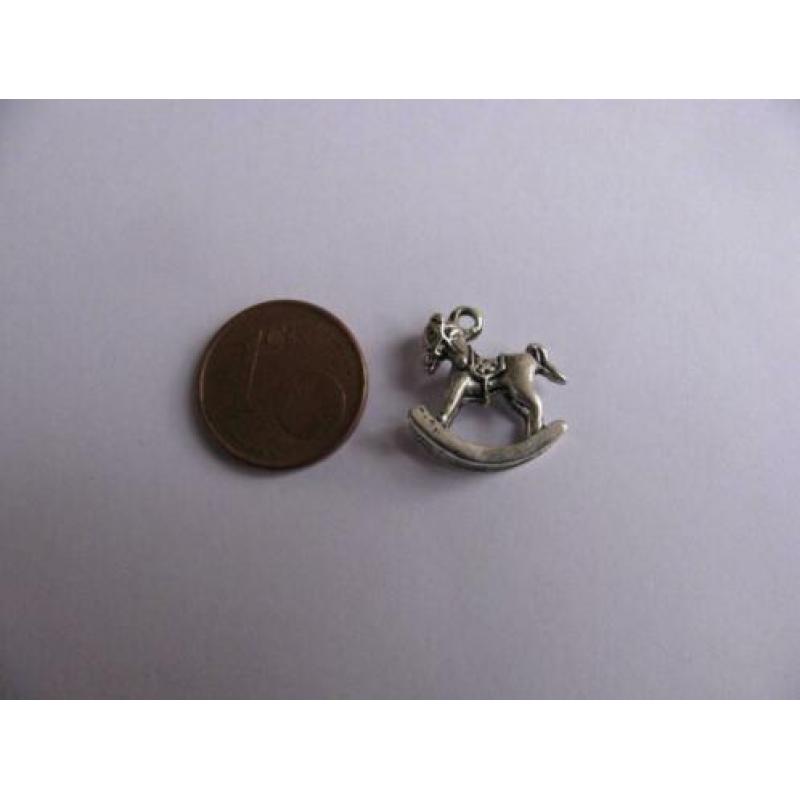 zilver kleurige bedel - hobbelpaard / 1,5 x 1,5 cm