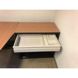 In hoogte verstelbaar bureau met schuifdeur kast
