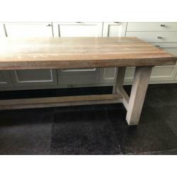Strakke massief eikenhouten tafel op maat gemaakt.
