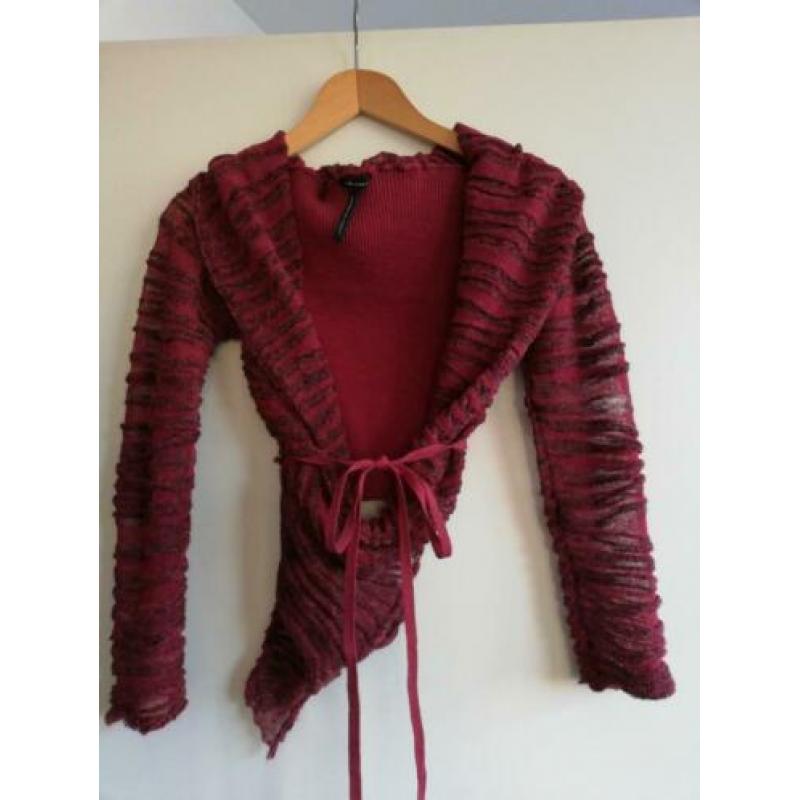 Mooi, rood vestje/wikkeltje van Sarah Pacini