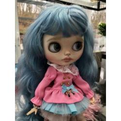 Blythe pruik blauw met pony op huidskleur scalp