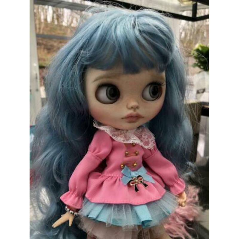 Blythe pruik blauw met pony op huidskleur scalp