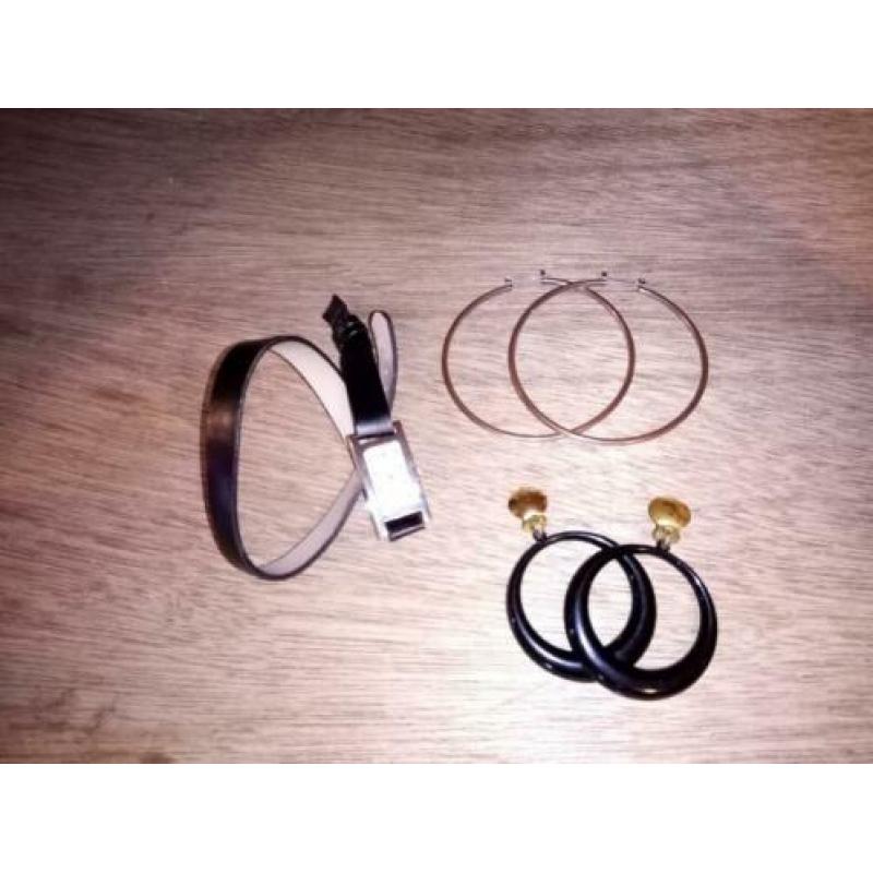 Gratis horloge, oorbellen ringen en clip oorbellen