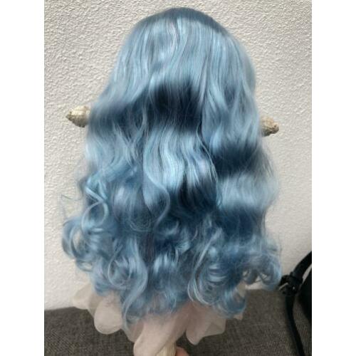 Blythe pruik blauw met pony op huidskleur scalp