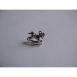 zilver kleurige bedel - hobbelpaard / 1,5 x 1,5 cm