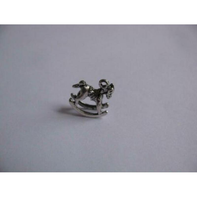 zilver kleurige bedel - hobbelpaard / 1,5 x 1,5 cm