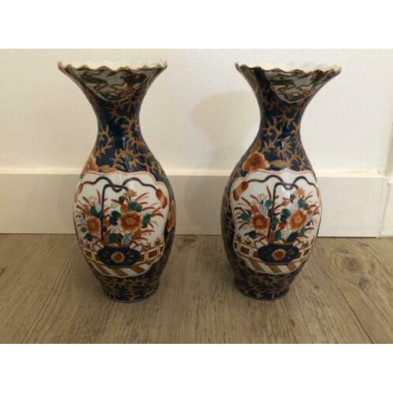 2 prachtige Chinese kraagvazen gemerkt en handbeschilderd