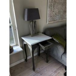 2 bijzettafeltjes met lampen