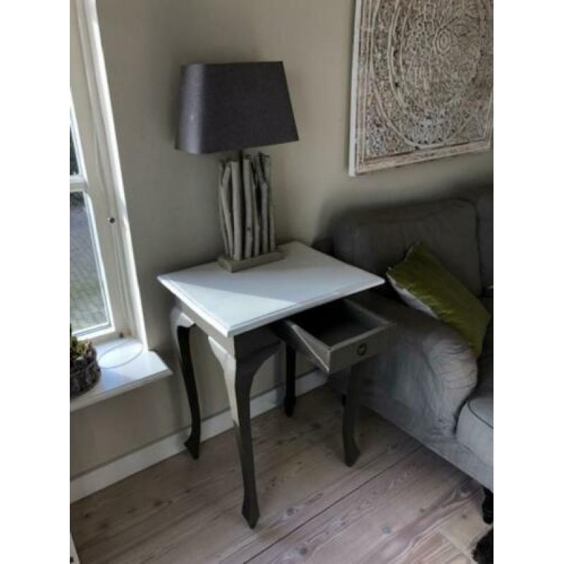 2 bijzettafeltjes met lampen