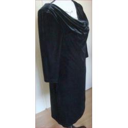 ULLA POPKEN fluwelen jurk met waterval decolette maat M