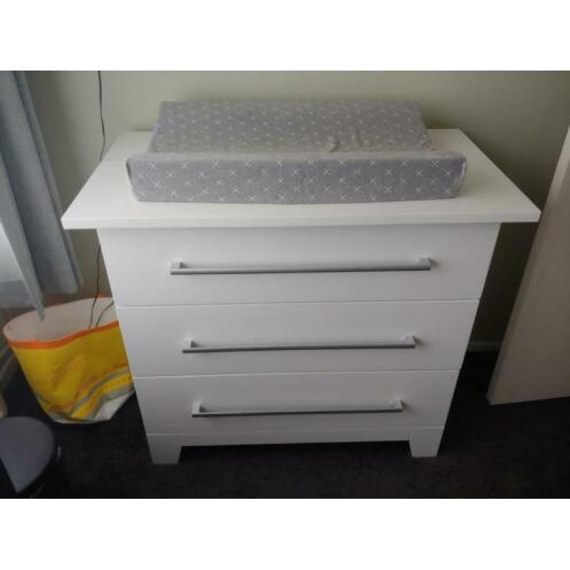 Ledikant en commode