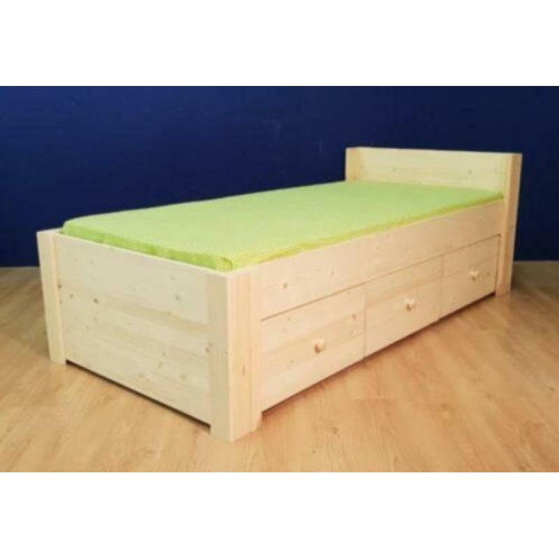 Strak model houten bed met 3 laden 40cm diep. - tegen meerpr
