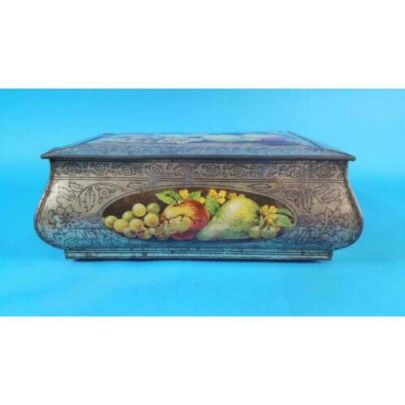 Vintage brocante metalen blik met fruit stilleven. 6C6