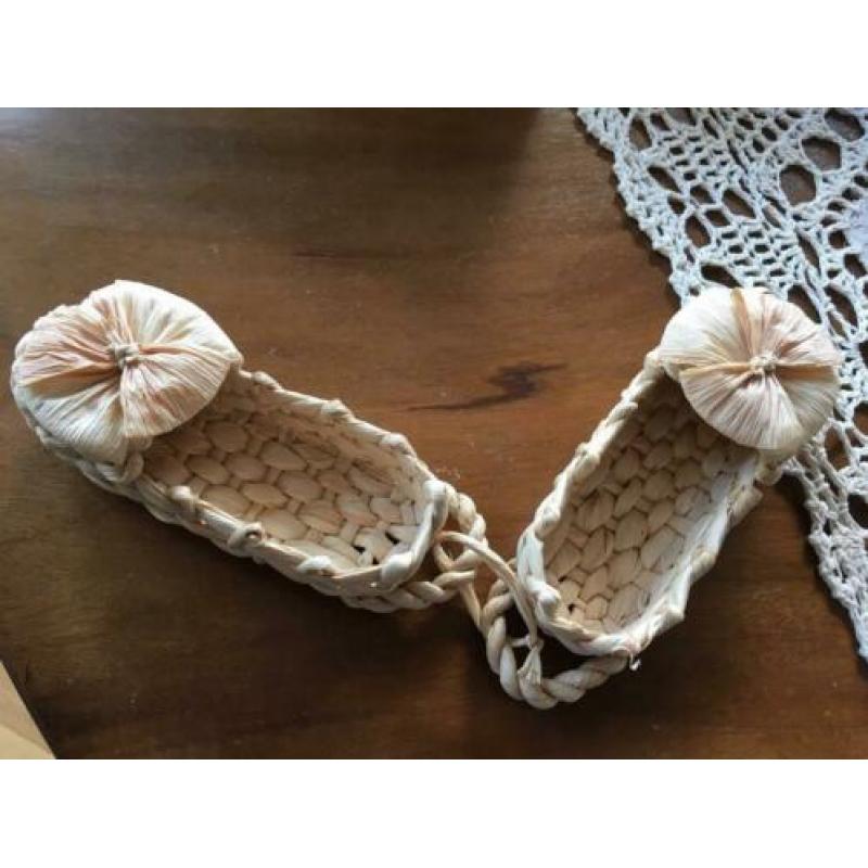 Een paar rieten / stro schoentjes 13cm lang