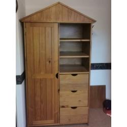 Houten kledingkast