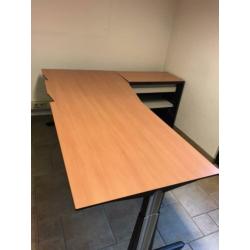 In hoogte verstelbaar bureau met schuifdeur kast