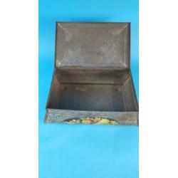 Vintage brocante metalen blik met fruit stilleven. 6C6