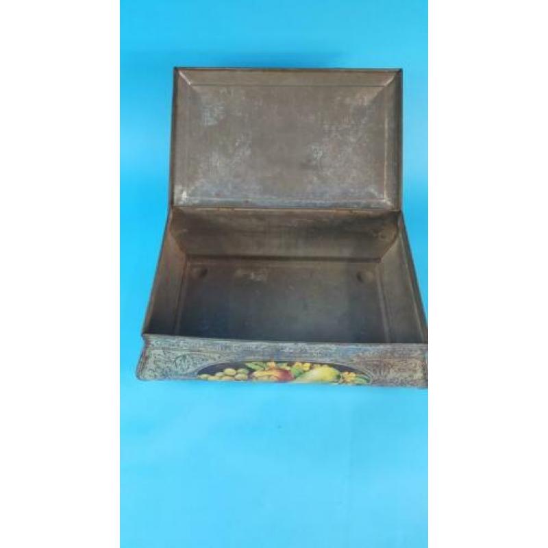 Vintage brocante metalen blik met fruit stilleven. 6C6