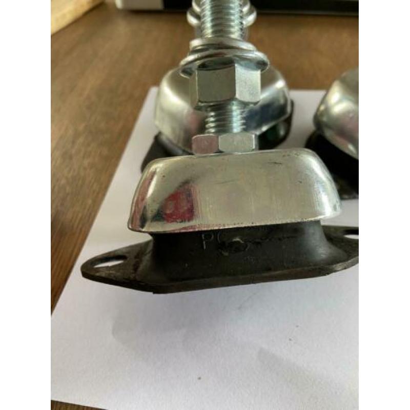 Motorsteun plus stift (shore 65) 4 stuks.