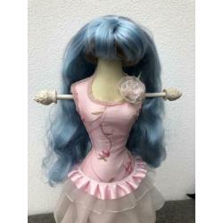 Blythe pruik blauw met pony op huidskleur scalp