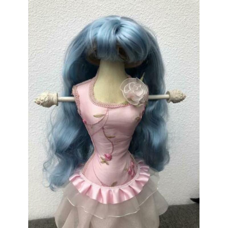 Blythe pruik blauw met pony op huidskleur scalp