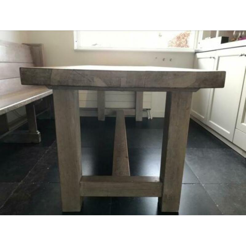 Strakke massief eikenhouten tafel op maat gemaakt.