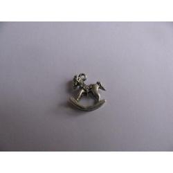 zilver kleurige bedel - hobbelpaard / 1,5 x 1,5 cm