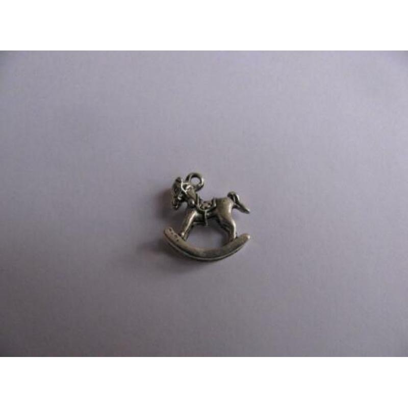 zilver kleurige bedel - hobbelpaard / 1,5 x 1,5 cm