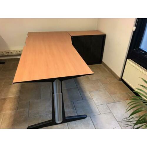 In hoogte verstelbaar bureau met schuifdeur kast