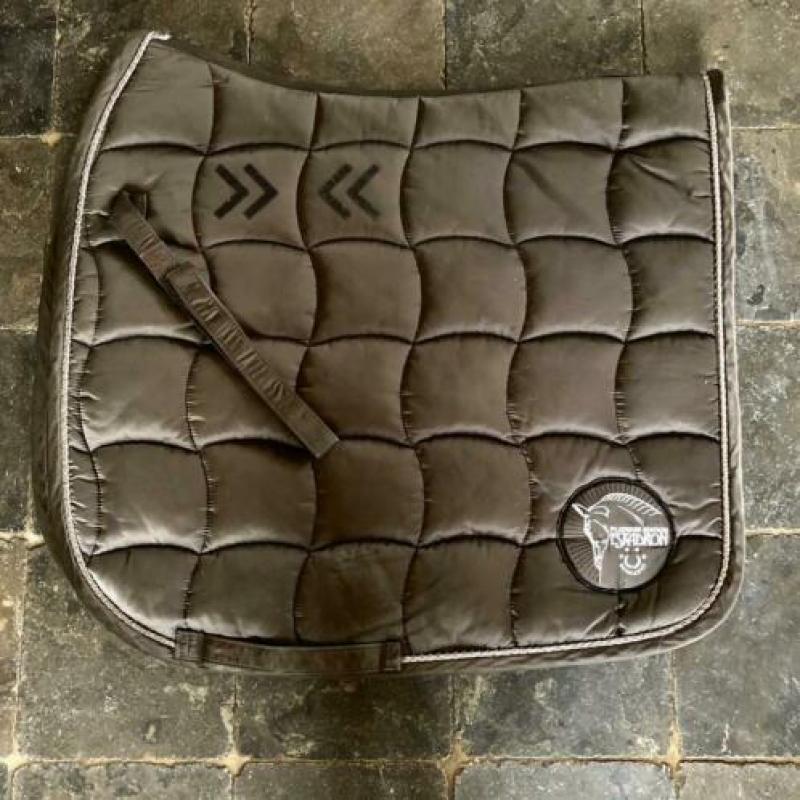 Eskadron platinum glossy dressuur back on track bruin