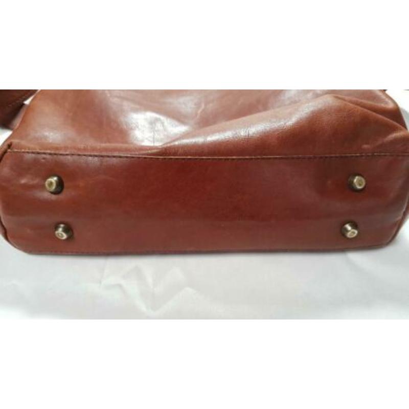 Bruin leren damestas met etui voor papieren.