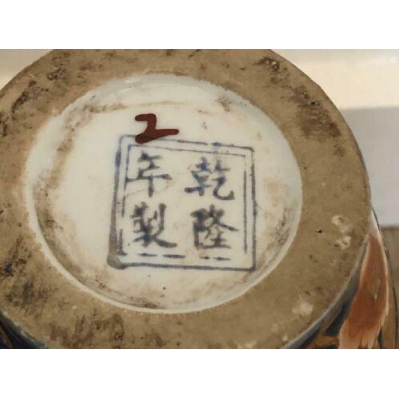 2 prachtige Chinese kraagvazen gemerkt en handbeschilderd