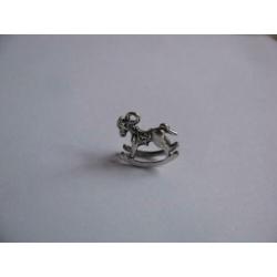 zilver kleurige bedel - hobbelpaard / 1,5 x 1,5 cm