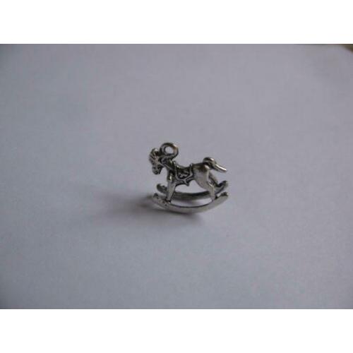 zilver kleurige bedel - hobbelpaard / 1,5 x 1,5 cm