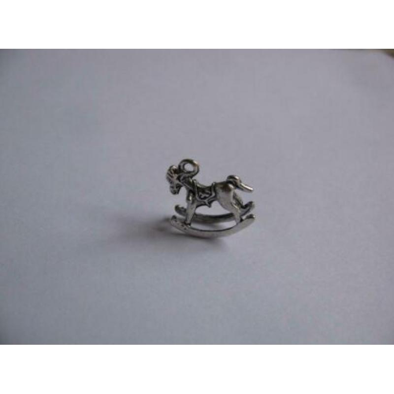zilver kleurige bedel - hobbelpaard / 1,5 x 1,5 cm