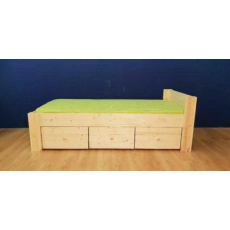 Strak model houten bed met 3 laden 40cm diep. - tegen meerpr