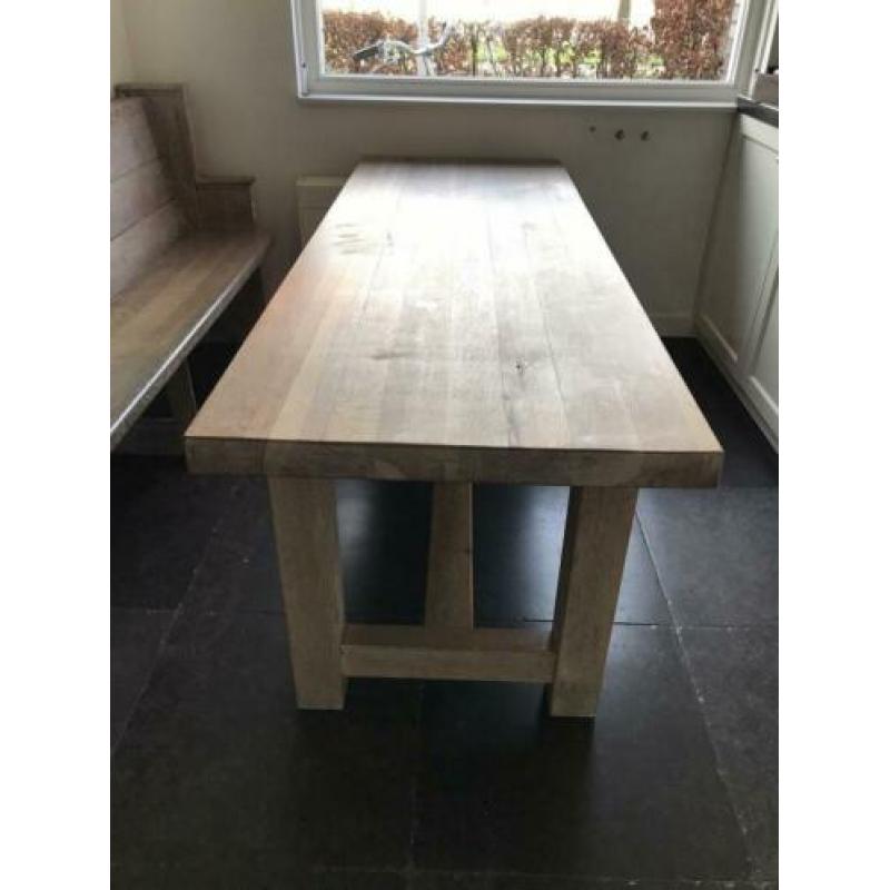 Strakke massief eikenhouten tafel op maat gemaakt.