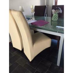 Tafel en stoelen